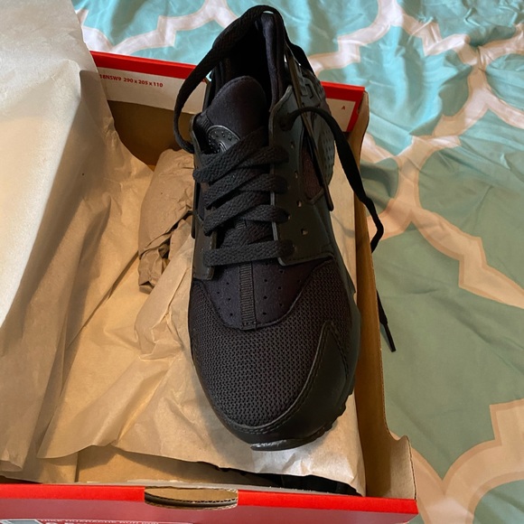 NWOT black Huaraches by Nike